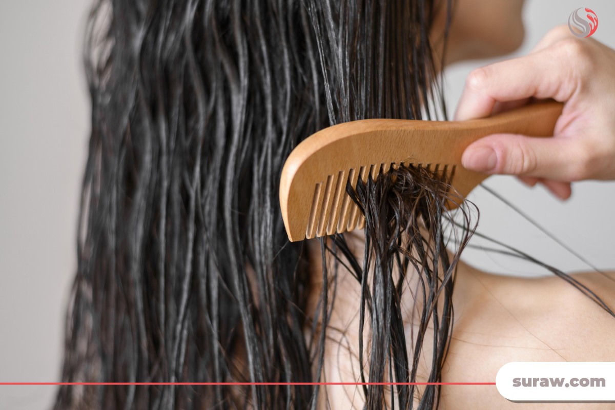 اشتباهات رایج در شستشو موها - شانه زدن موهای خیس