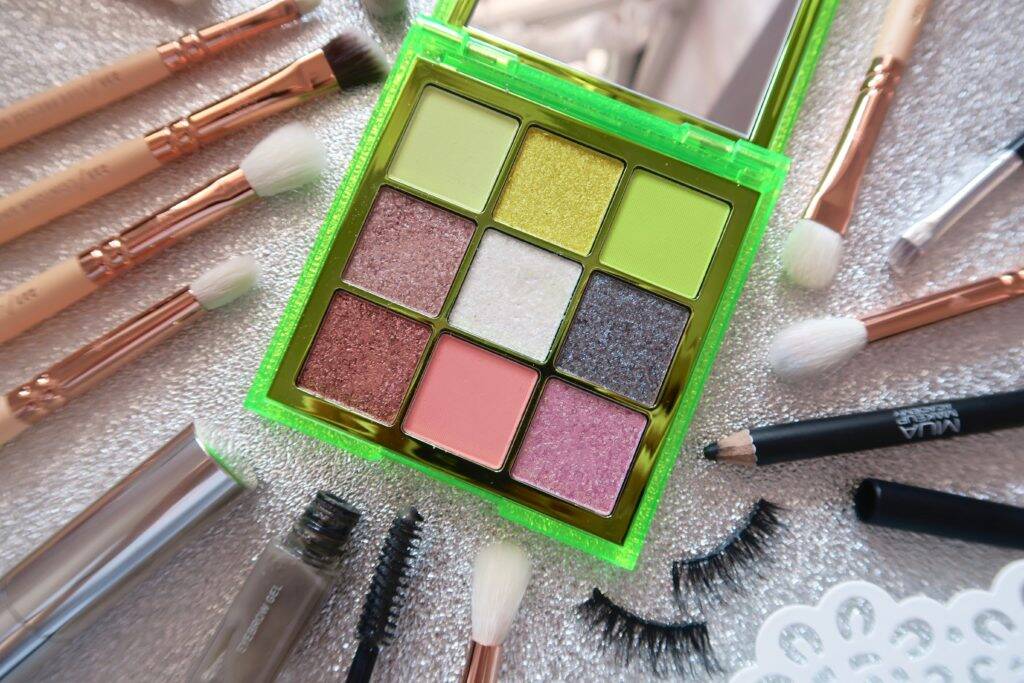 Huda Beauty Neon Obsessions Eyeshadow Palette (green) (6)