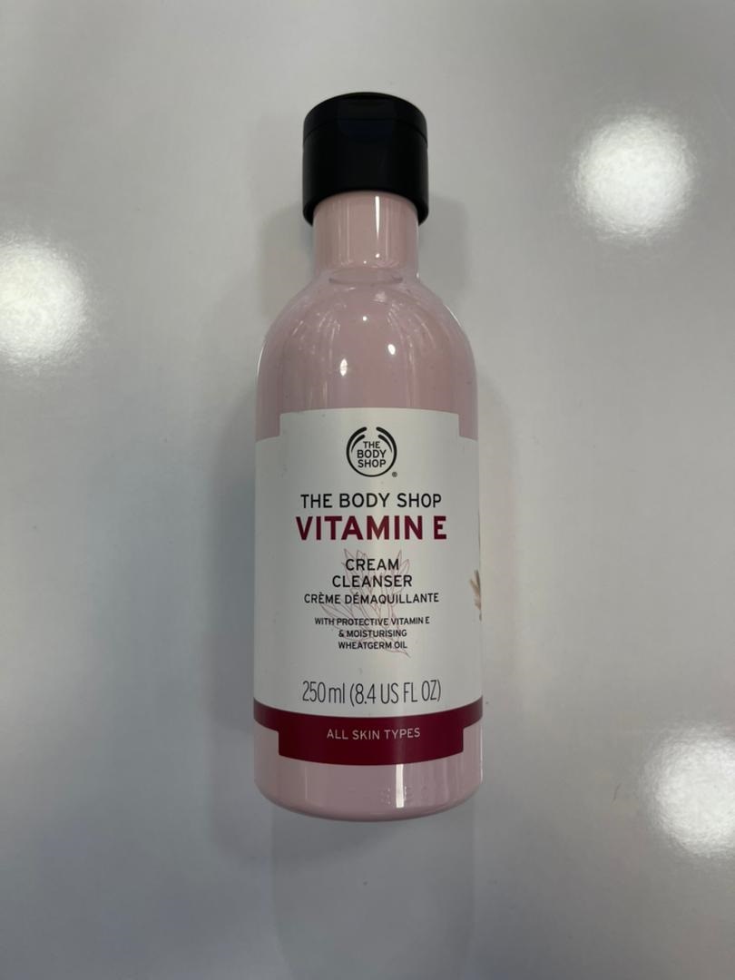 شوینده و پاک کننده صورت ویتامین ای Vitamin E  بادی شاپ The Body Shop اصل حجم 250 میل