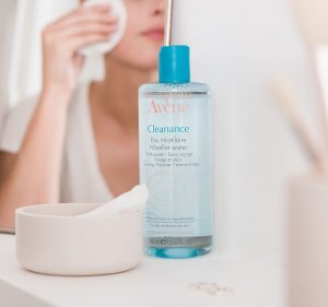استفاده از پاک کننده میسلار پوست چرب و حساس Avene اصل