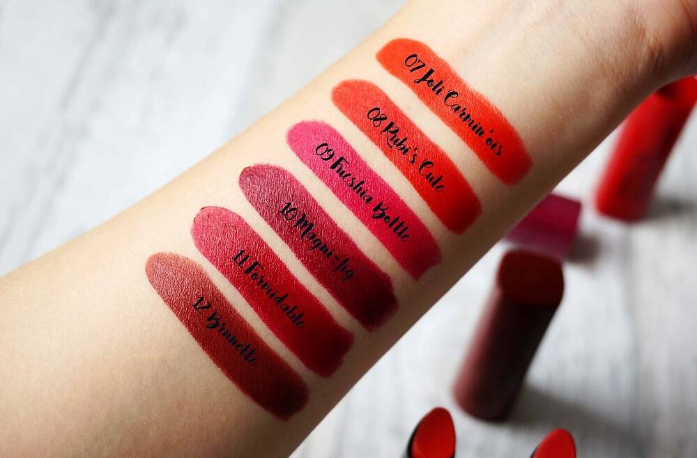 تست رنگ های رژ لب Rouge-Velvet بورژوا روی پوست دست