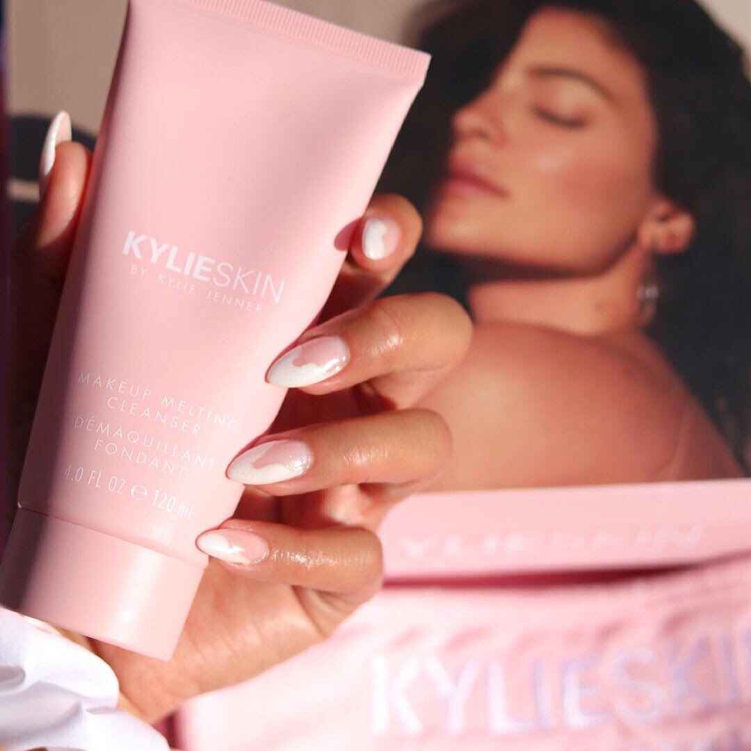  ویژگی‌های کرم پاک کننده آرایش کایلی جنر مدل کایلی اسکین Kylie Skin